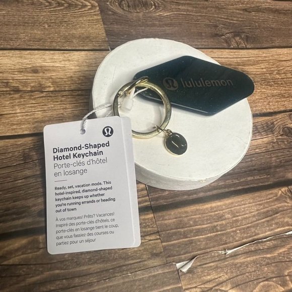 Lululemon Diamond Shaped Hotel Keychain NWT ONE SIZE (SMTL/GOLD) - Picture 2 of 9
